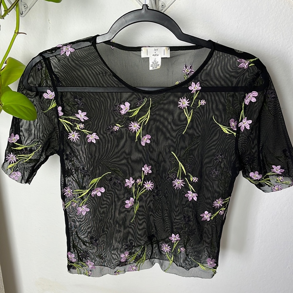 IVY + MAIN Nylon shear tshirt with flower stitch size small